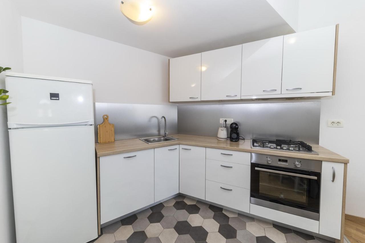 23 With Free Private Parking Apartment *