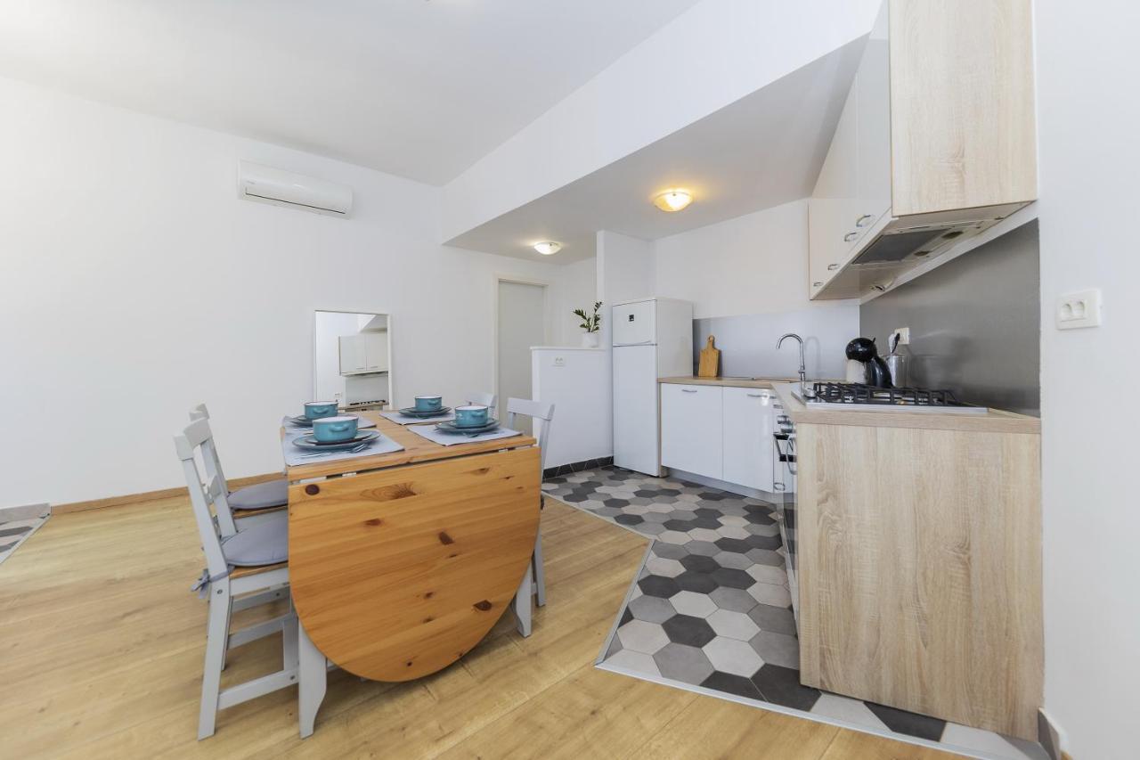 23 With Free Private Parking Apartment *