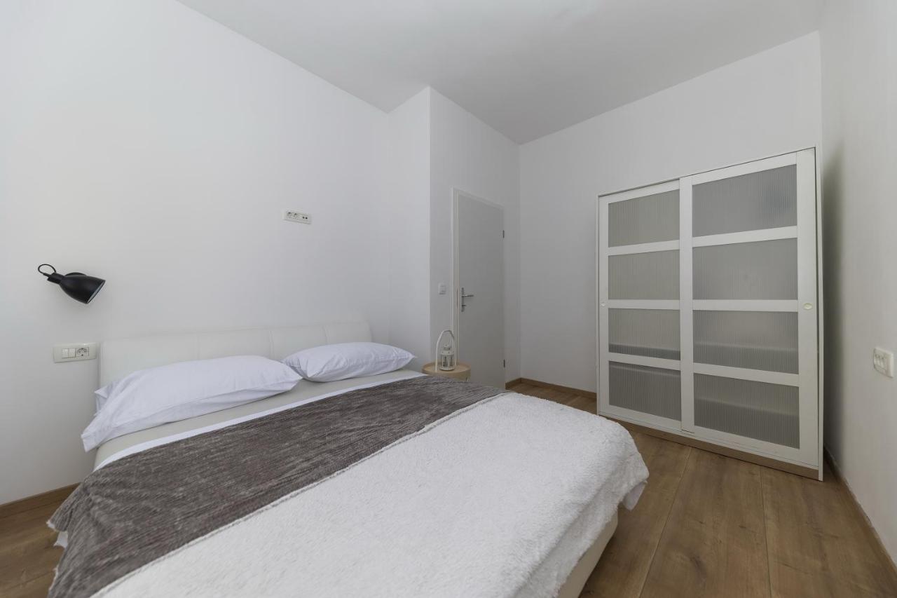 23 With Free Private Parking Apartment