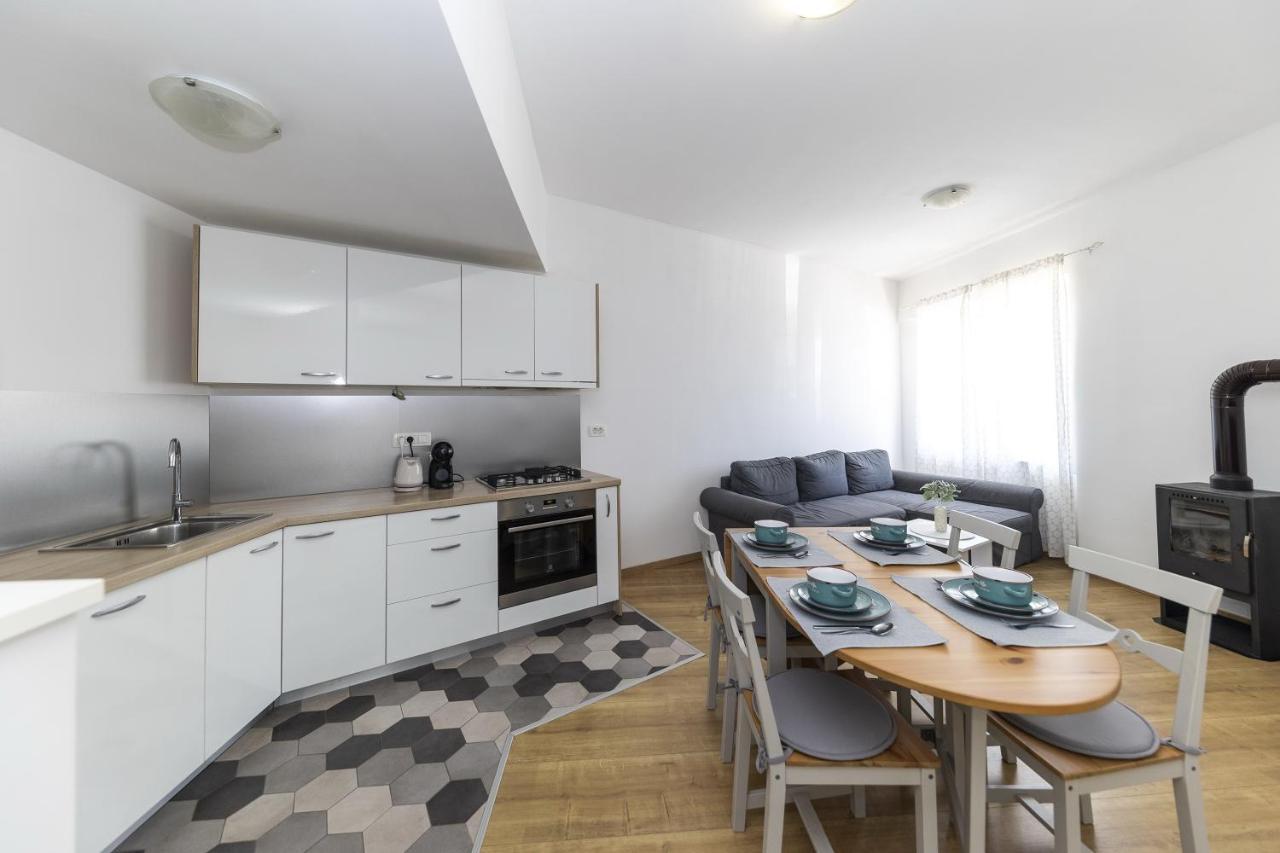 23 With Free Private Parking Apartment