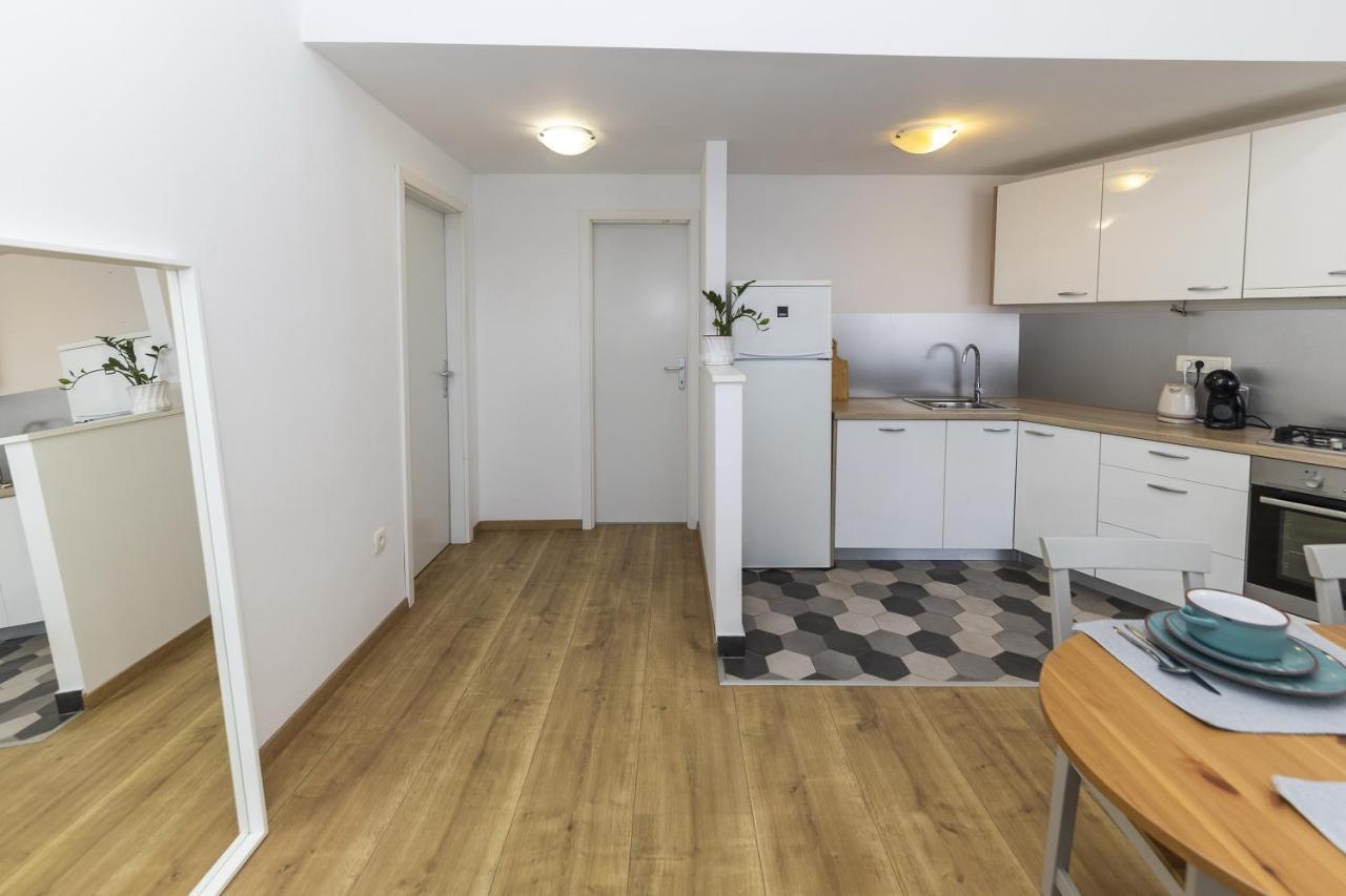 23 With Free Private Parking Apartment *